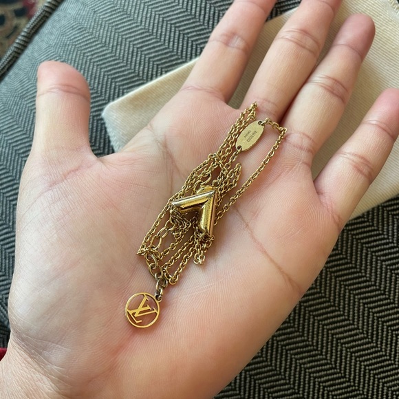 Auth LOUIS VUITTON Essential V Necklace Gold Metal M61083 - Picture 5 of 16